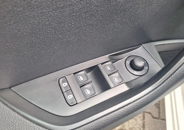 Skoda Superb cena 59900 przebieg: 220000, rok produkcji 2018 z Toruń małe 497